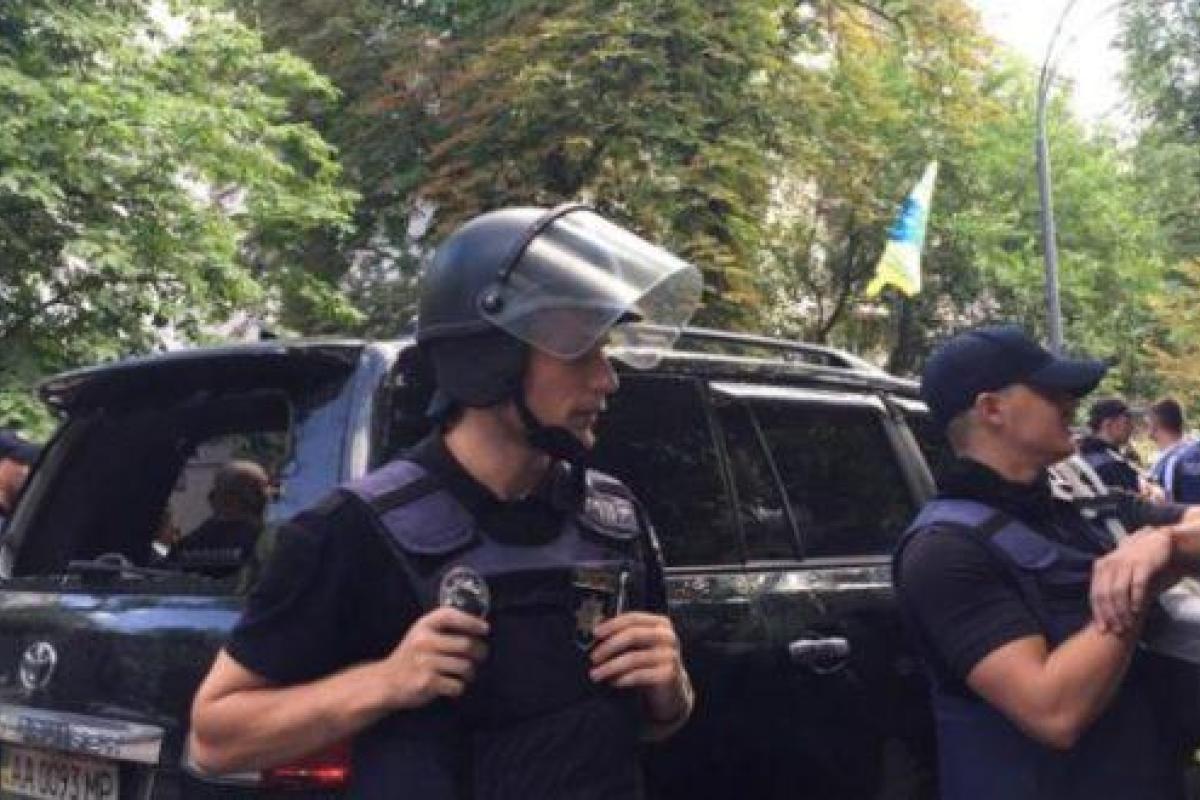 В Киеве автомобиль нардепа въехал в толпу митингующих В Киеве автомобиль нардепа въехал в толпу митингующих