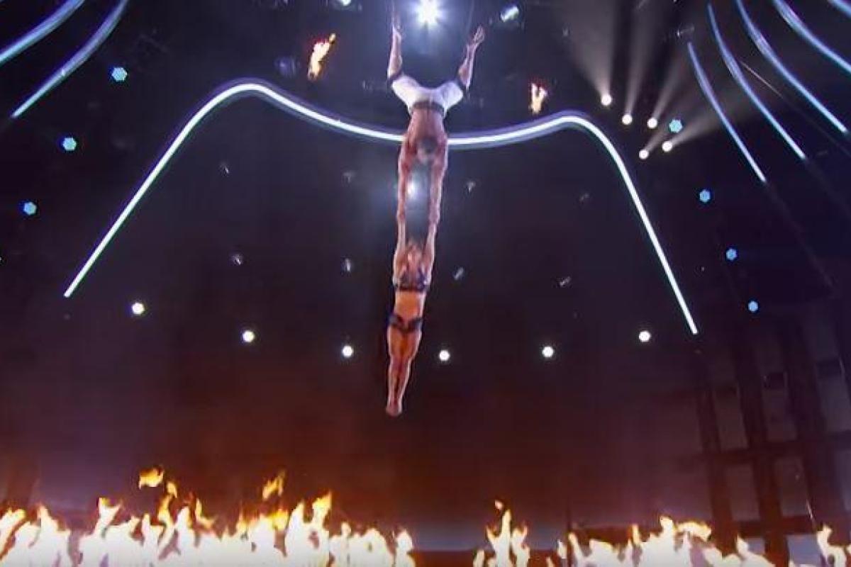 На популярном американском шоу партнер не удержал гимнастку: ошеломляющее видео На популярном американском шоу партнер не удержал гимнастку: ошеломляющее видео