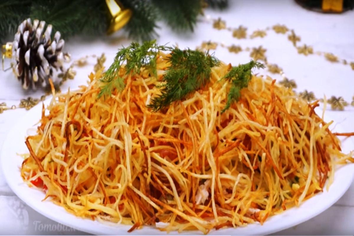 Салат "Муравейник" с курицей и картофельной соломкой Салат "Муравейник" с курицей и картофельной соломкой