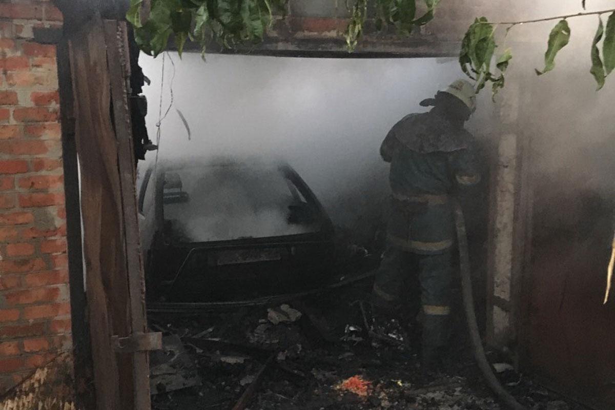 В Харькове сгорел гараж вместе с автомобилем "ВАЗ-2109" В Харькове сгорел гараж вместе с автомобилем "ВАЗ-2109"