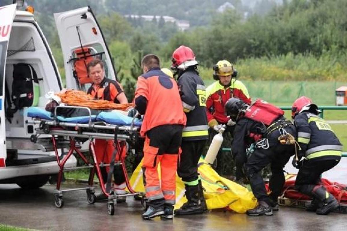 В Польше молния ударила в группу туристов: есть погибшие В Польше молния ударила в группу туристов: есть погибшие