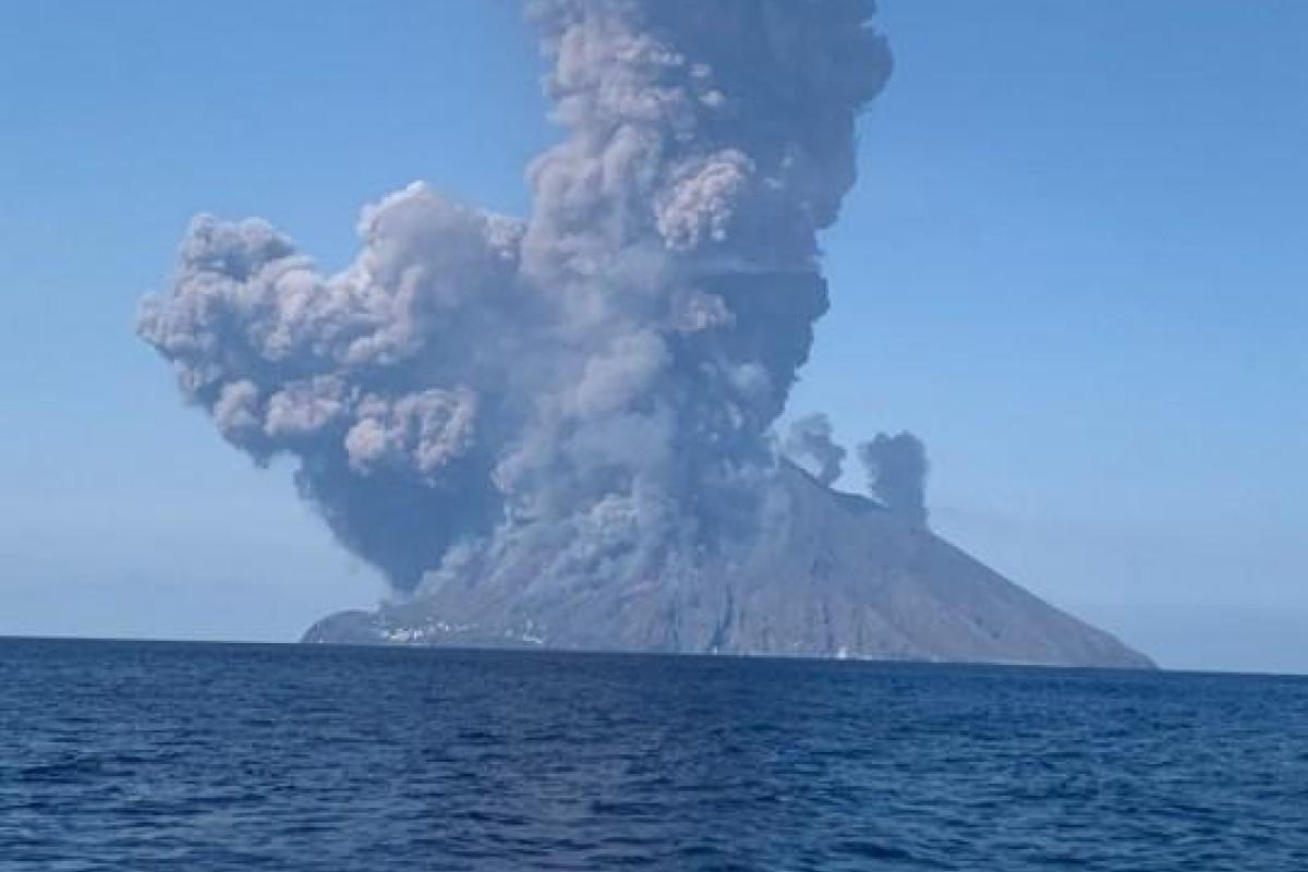 Туристы в панике: в Италии проснулся вулкан Стромболи