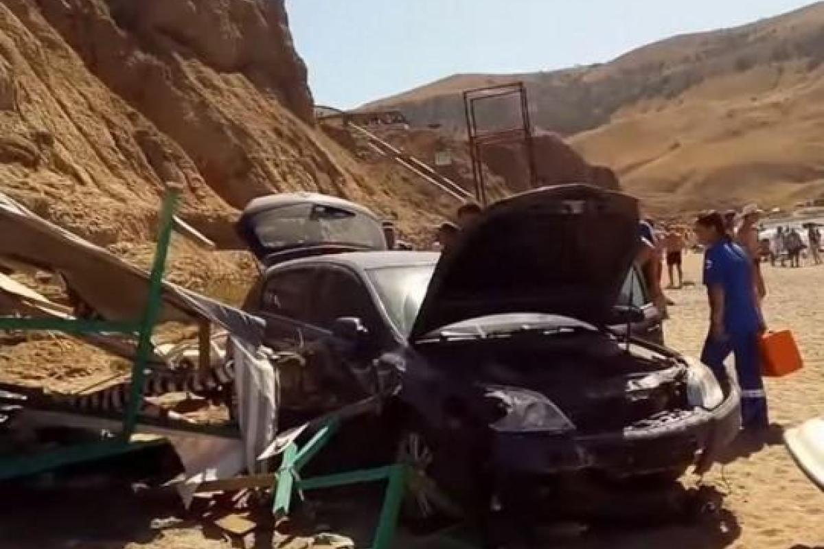 В Крыму автомобиль упал с горы прямо на палатку массажиста: опубликовано видео В Крыму автомобиль упал с горы прямо на палатку массажиста: опубликовано видео