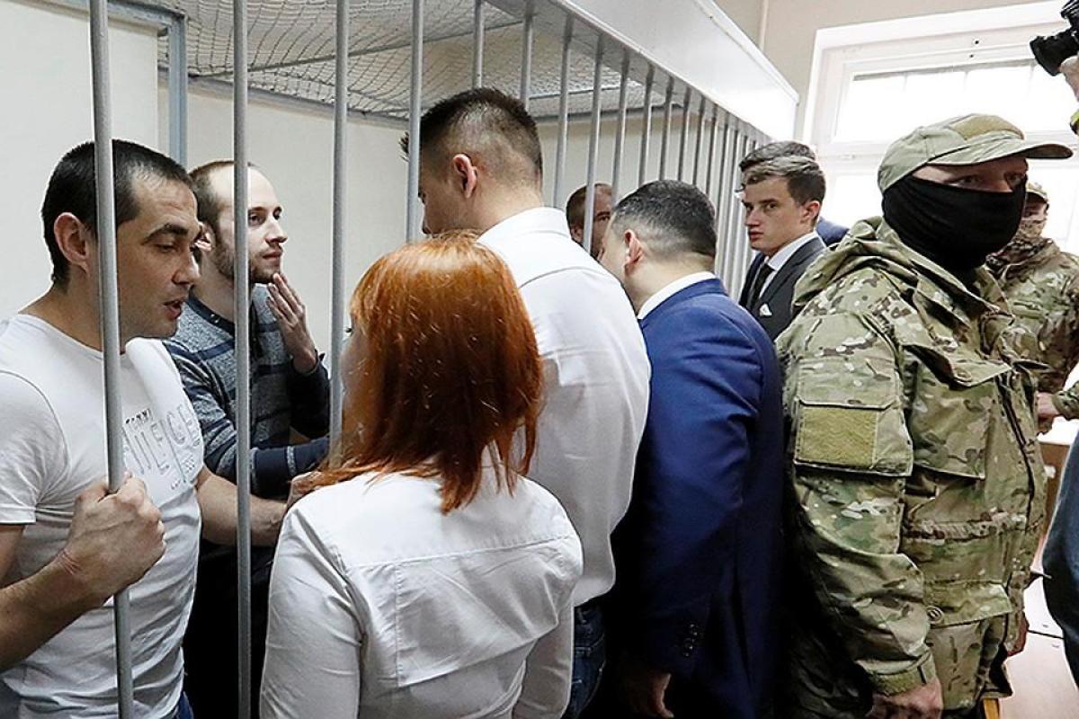 В России оставили под стражей пленных украинских моряков В России оставили под стражей пленных украинских моряков