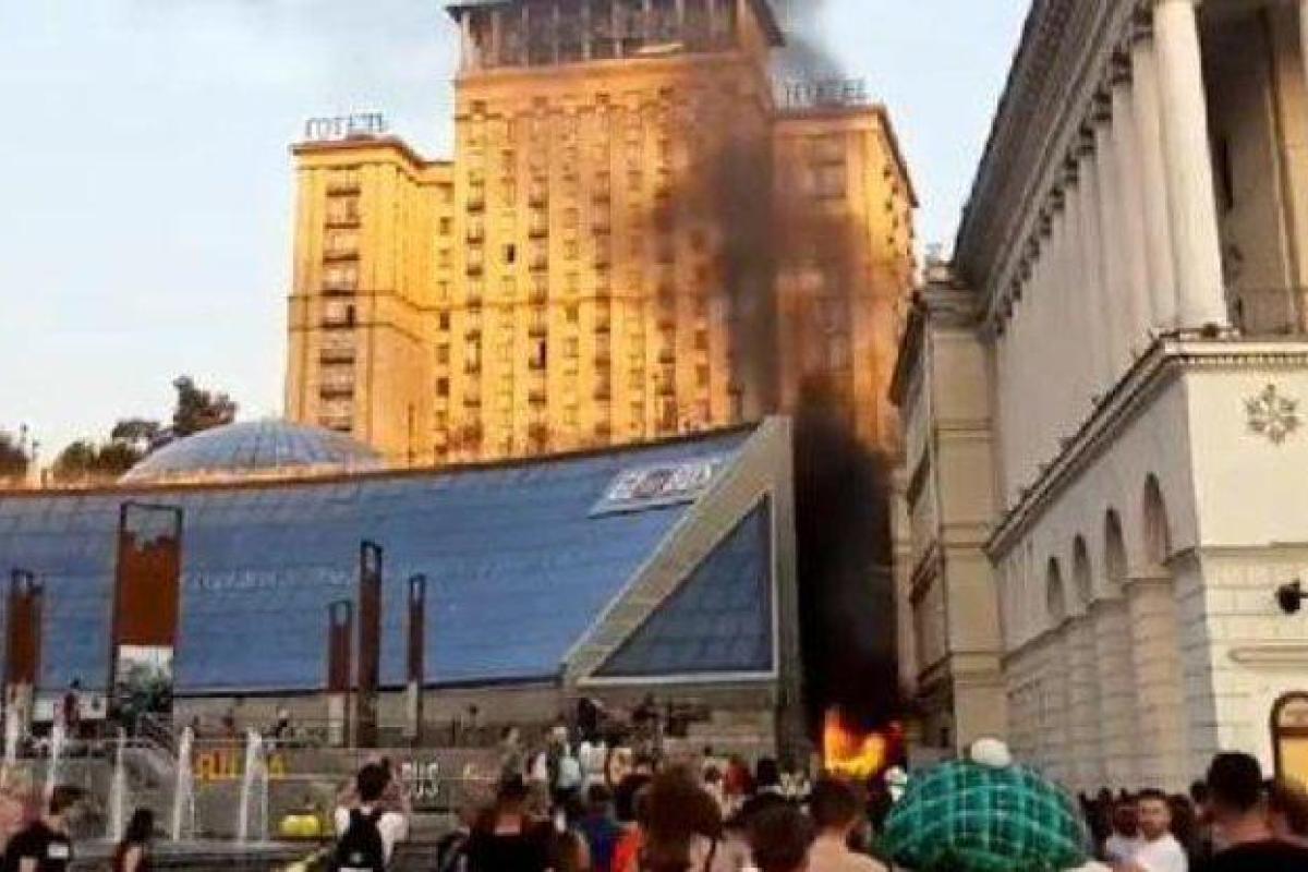 Столбом валит черный дым: пожар на Майдане Независимости напугал киевлян Столбом валит черный дым: пожар на Майдане Независимости напугал киевлян