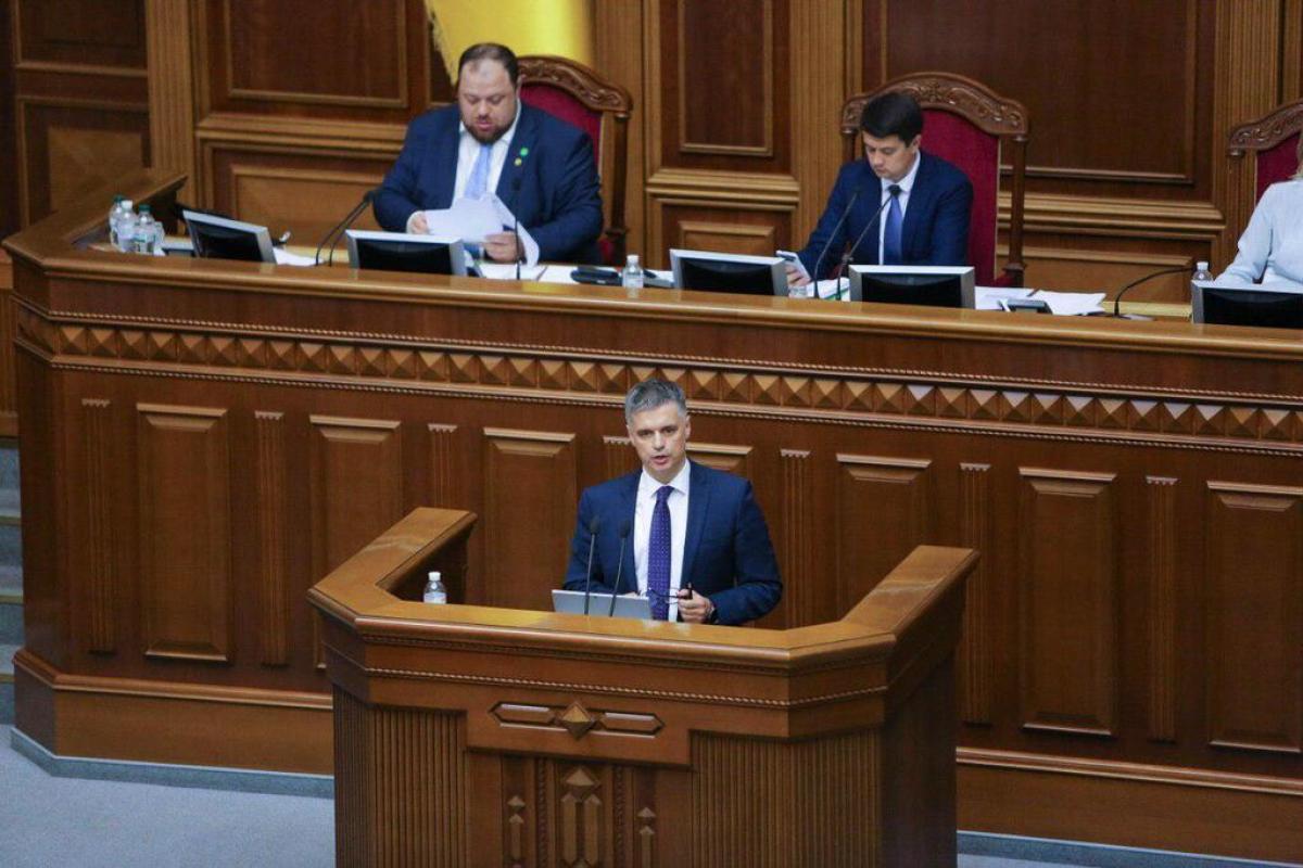 Зеленский представил нового министра обороны Зеленский представил нового министра обороны