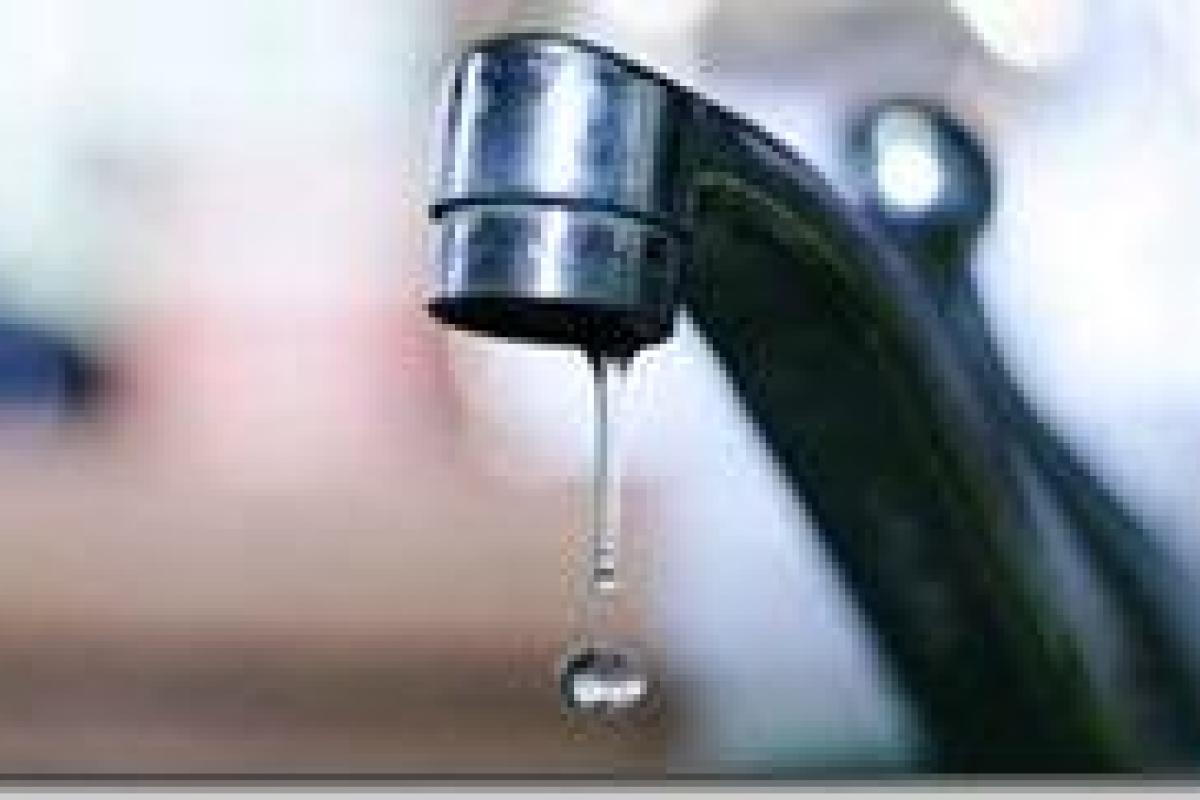 Жителей Лисичанска призывают запастись водой Жителей Лисичанска призывают запастись водой