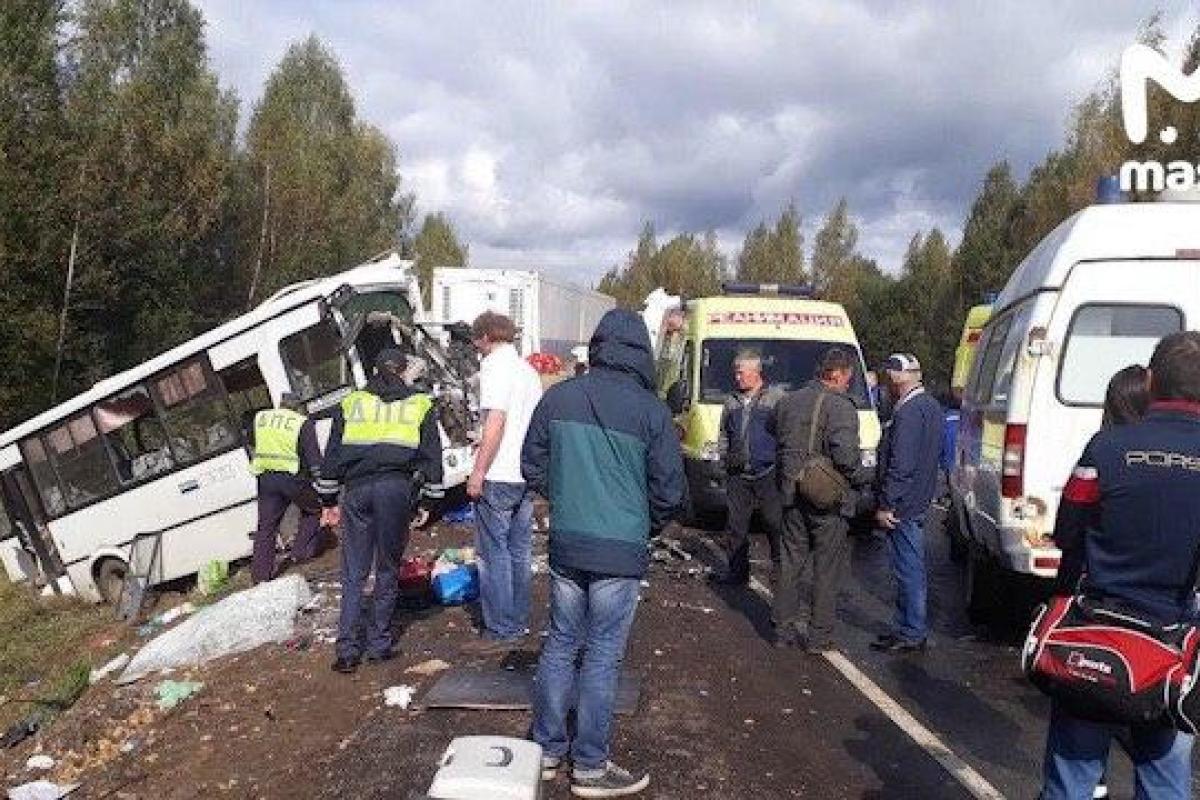 Столкновение автобуса и грузовика под Ярославлем: первые кадры страшного ДТП Столкновение автобуса и грузовика под Ярославлем: первые кадры страшного ДТП
