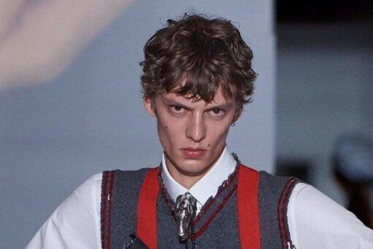 Немецкий манекенщик на каблуках удивил своей походкой и взглядом 