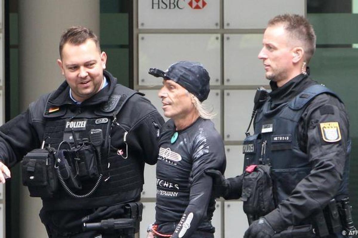 57-летнего "спайдермена" задержали во Франкфурте после покорения небоскреба 57-летнего "спайдермена" задержали во Франкфурте после покорения небоскреба