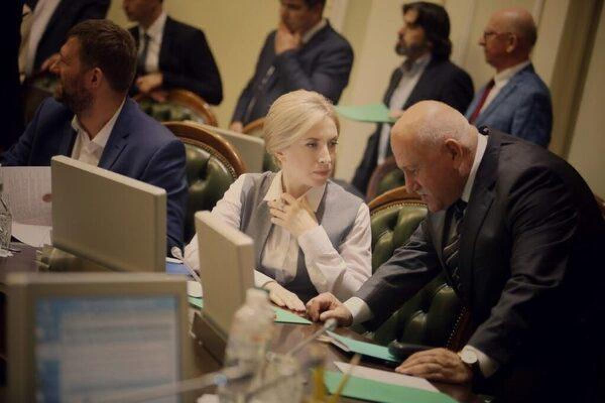Партия "Слуга народа" решила возобновить выплаты пенсий жителям ОРДЛО Партия "Слуга народа" решила возобновить выплаты пенсий жителям ОРДЛО