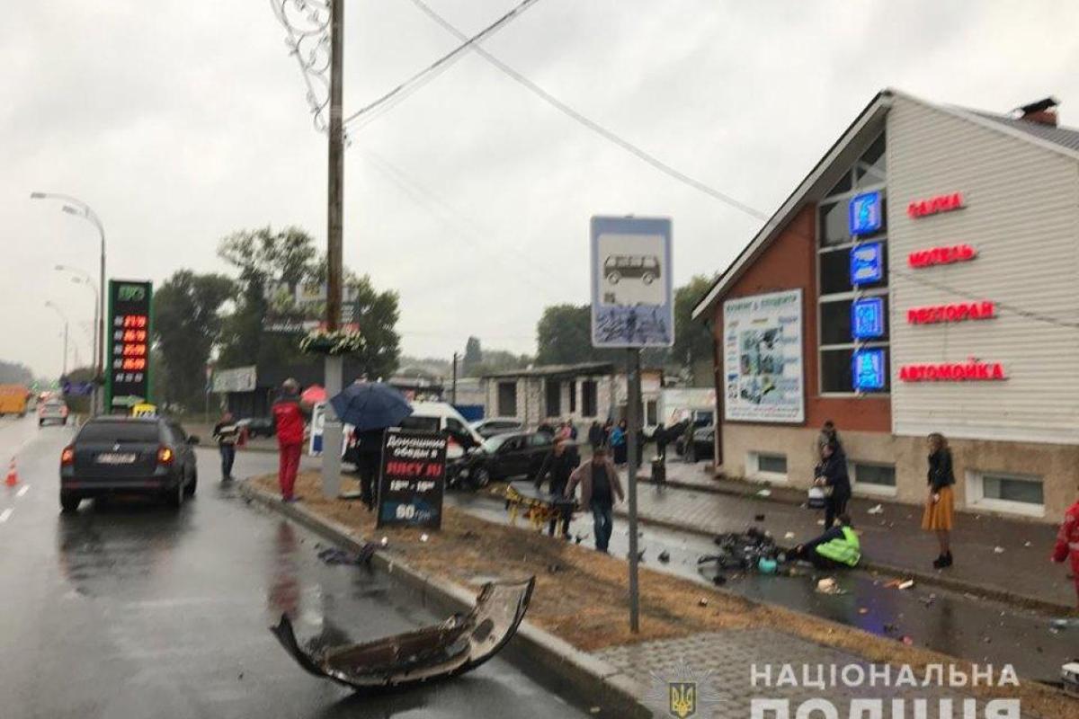 В Киевской области сотрудник полиции въехал в остановку, есть жертвы