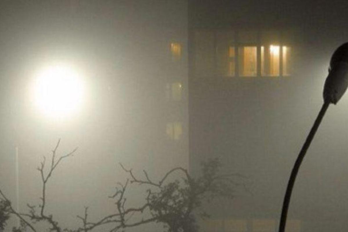 "Дым выедает глаза прямо в квартире": Жители Киева жалуются на едкий запах по ночам "Дым выедает глаза прямо в квартире": Жители Киева жалуются на едкий запах по ночам