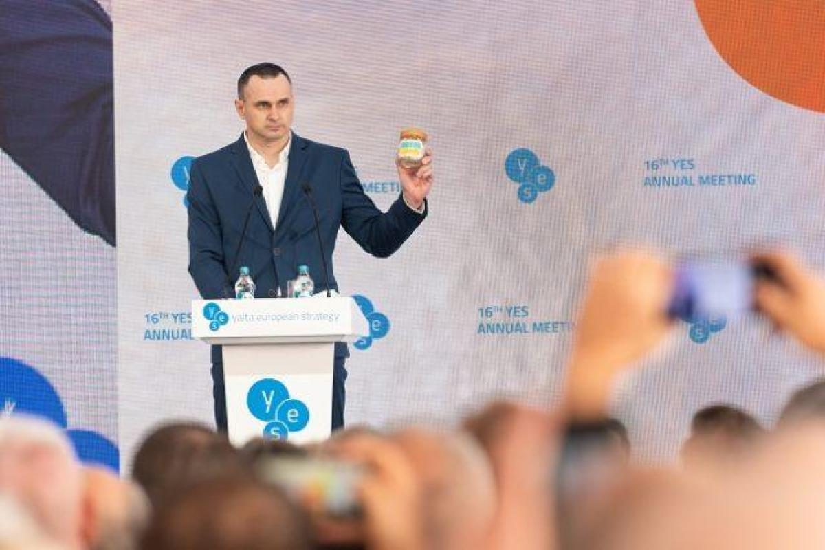 Сенцов привез Зеленскому символичный подарок из российской тюрьмы Сенцов привез Зеленскому символичный подарок из российской тюрьмы