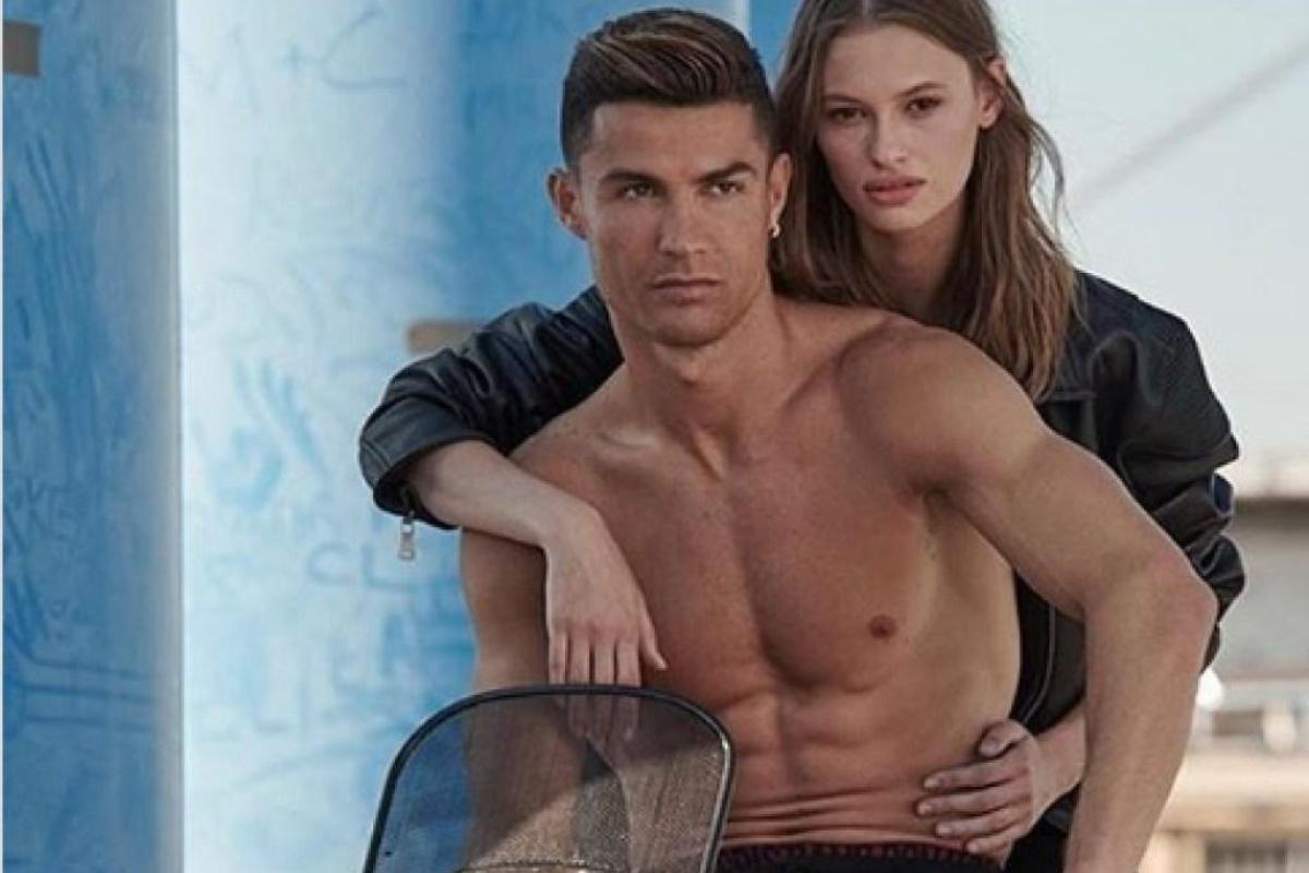 Горячий дуэт: Криштиану Роналду снялся в откровенной фотосессии с украинской моделью Горячий дуэт: Криштиану Роналду снялся в откровенной фотосессии с украинской моделью