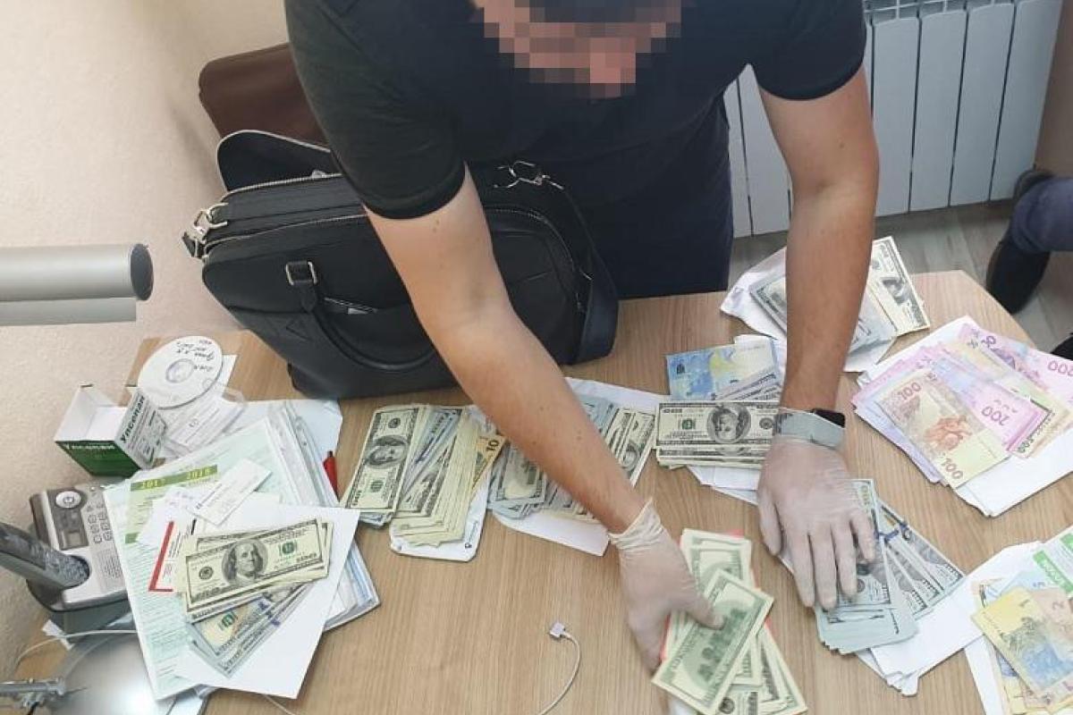 22 000 долларов США за операцию: в Киеве разоблачили заведующего медучреждения на вымогательстве взятки 22 000 долларов США за операцию: в Киеве разоблачили заведующего медучреждения на вымогательстве взятки