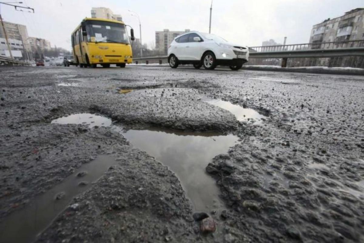 Полиция обязана штрафовать должностных лиц за плохие дороги, - юрист