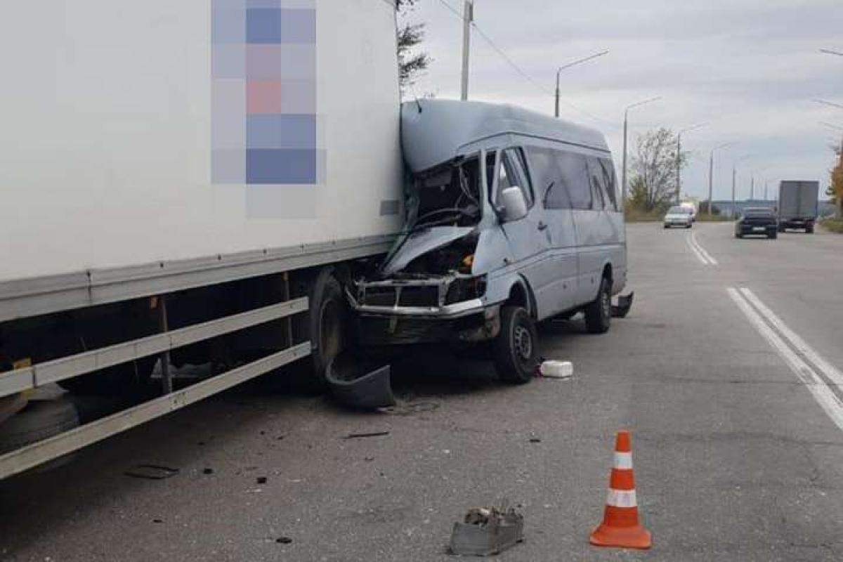 В Запорожье маршрутка въехала в грузовик - один человек погиб, 8 госпитализированы В Запорожье маршрутка въехала в грузовик - один человек погиб, 8 госпитализированы