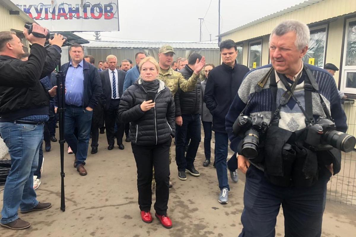 Депутаты Верховной Рады посетили КПВВ "Станица Луганская"