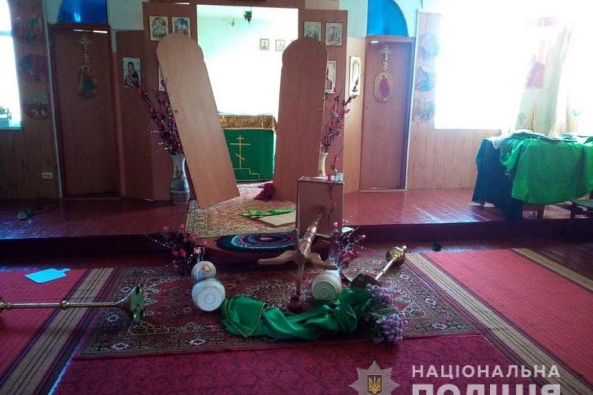 "Избавлялся от нечистой силы": На Луганщине мужчина устроил погром в церкви "Избавлялся от нечистой силы": На Луганщине мужчина устроил погром в церкви