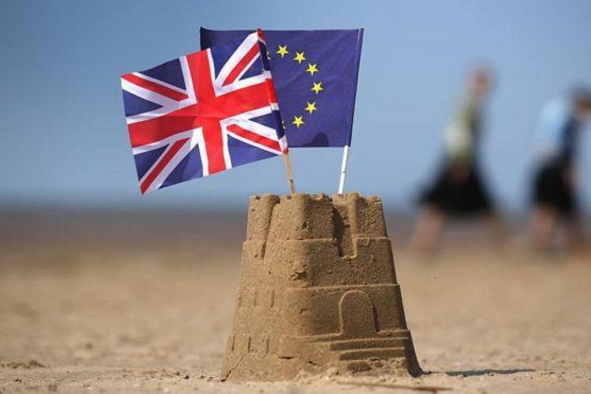 Британский парламент проголосовал за поправку, которая переносит Brexit