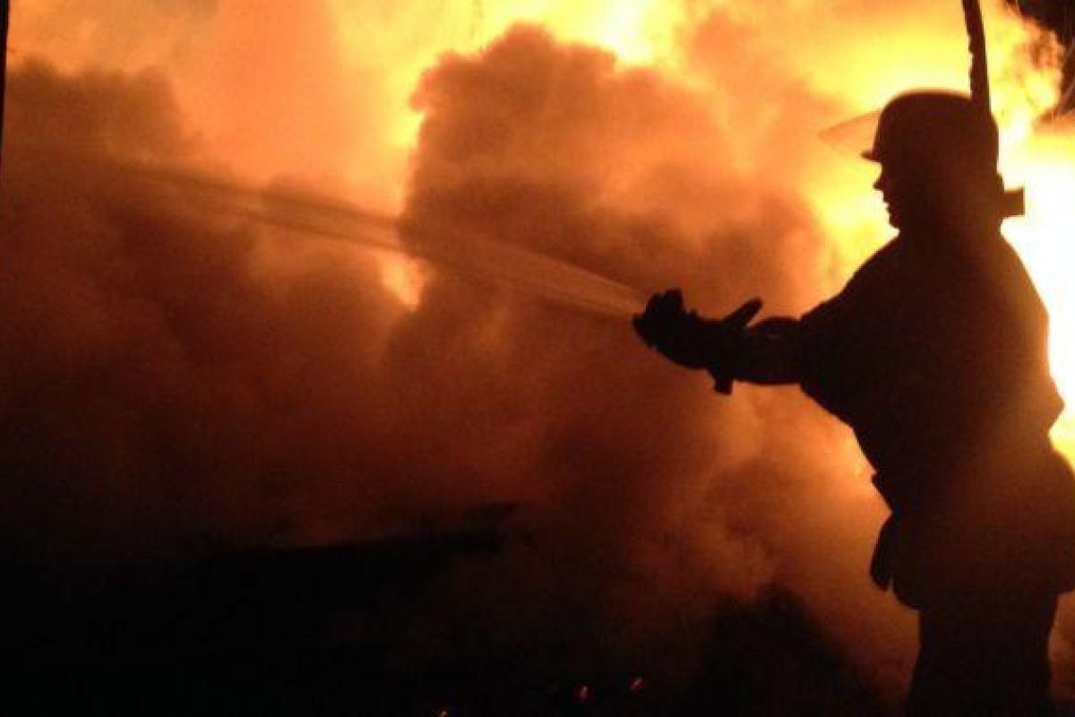 В Луганской области на заправке произошел пожар, один человек пострадал В Луганской области на заправке произошел пожар, один человек пострадал