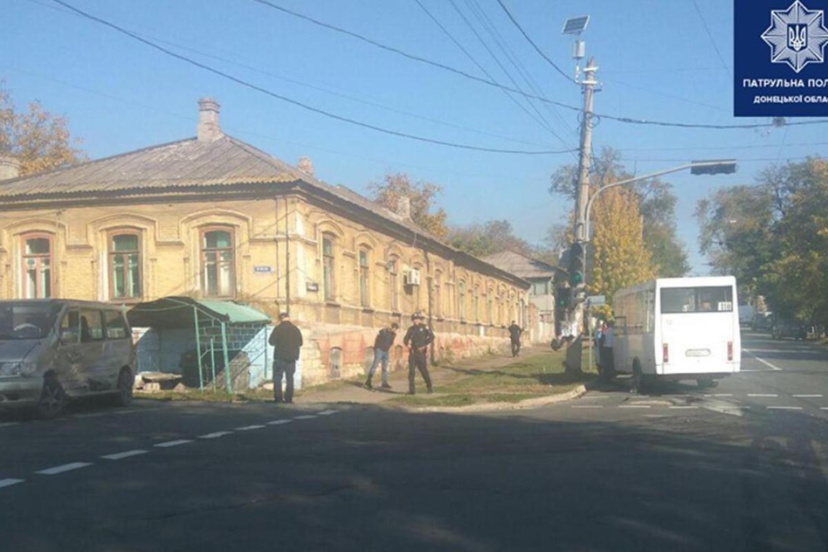 В Мариуполе столкнулись маршрутка и микроавтобус: травмированы 5 человек В Мариуполе столкнулись маршрутка и микроавтобус: травмированы 5 человек