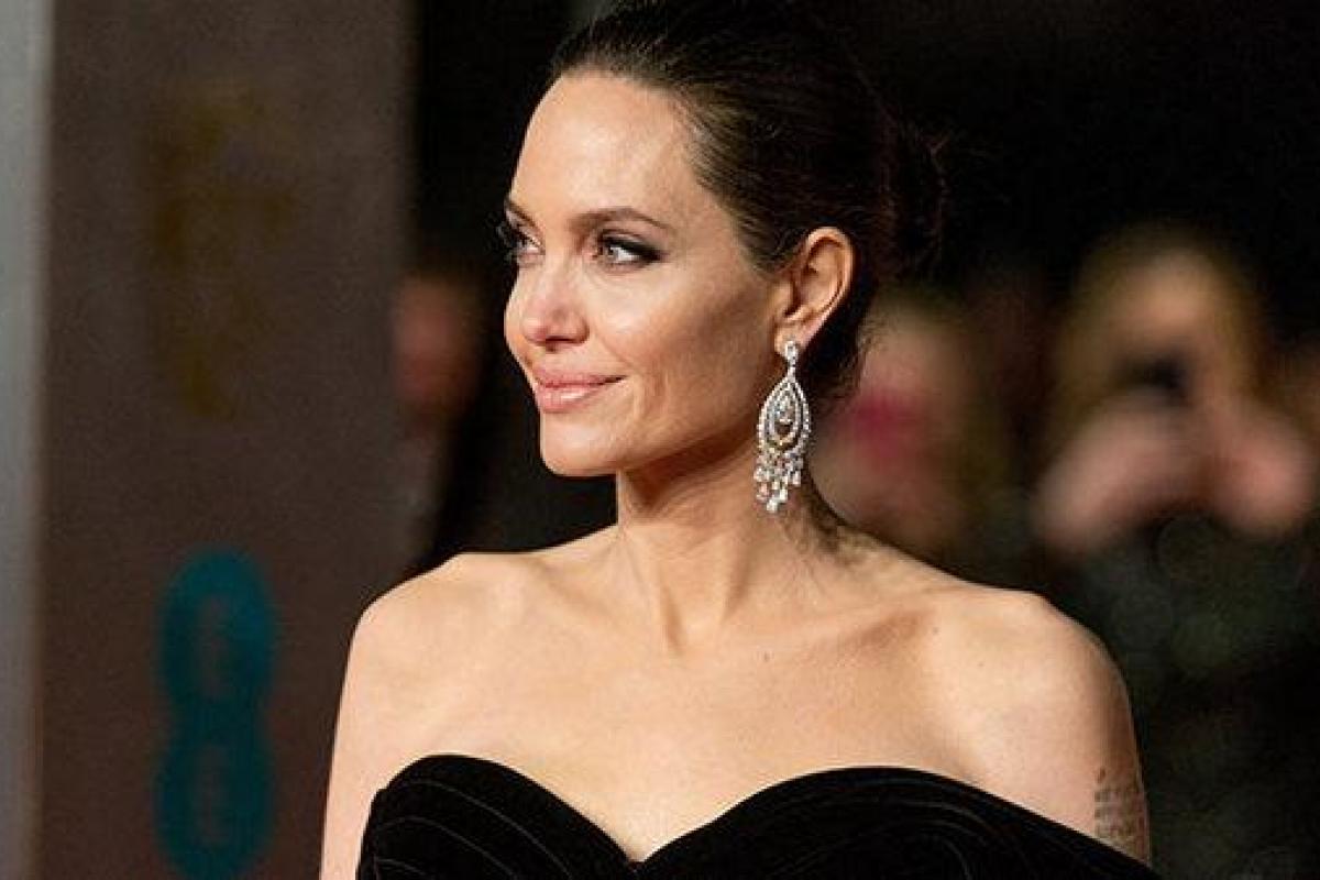 Анджелина Джоли показала свой роскошный особняк за 25 миллионов долларов Анджелина Джоли показала свой роскошный особняк за 25 миллионов долларов