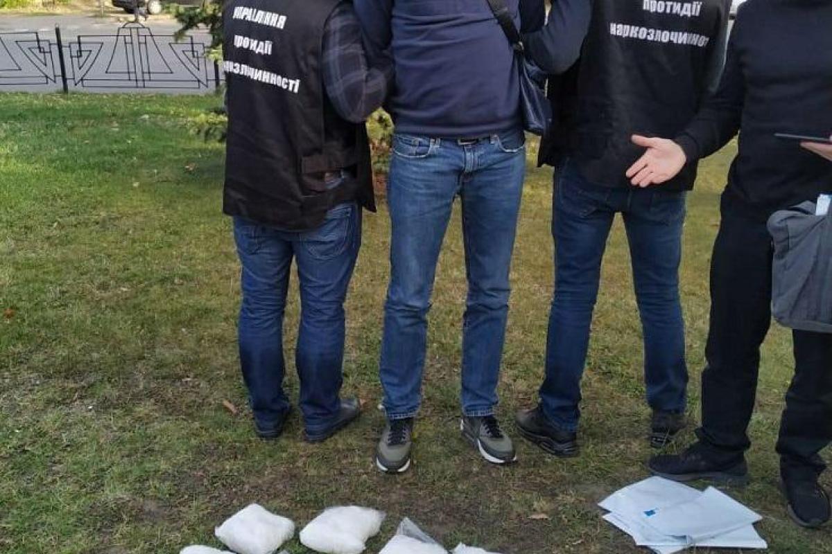 В Киеве полиция изъяла у мужчины наркотики на сумму свыше 10 млн гривен В Киеве полиция изъяла у мужчины наркотики на сумму свыше 10 млн гривен