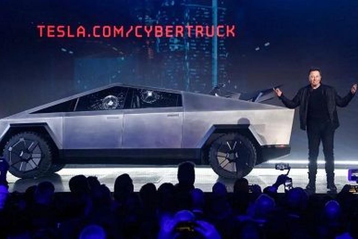 "Бронированные окна" разбились: Во время презентации у автомобиля Tesla треснули стекла "Бронированные окна" разбились: Во время презентации у автомобиля Tesla треснули стекла