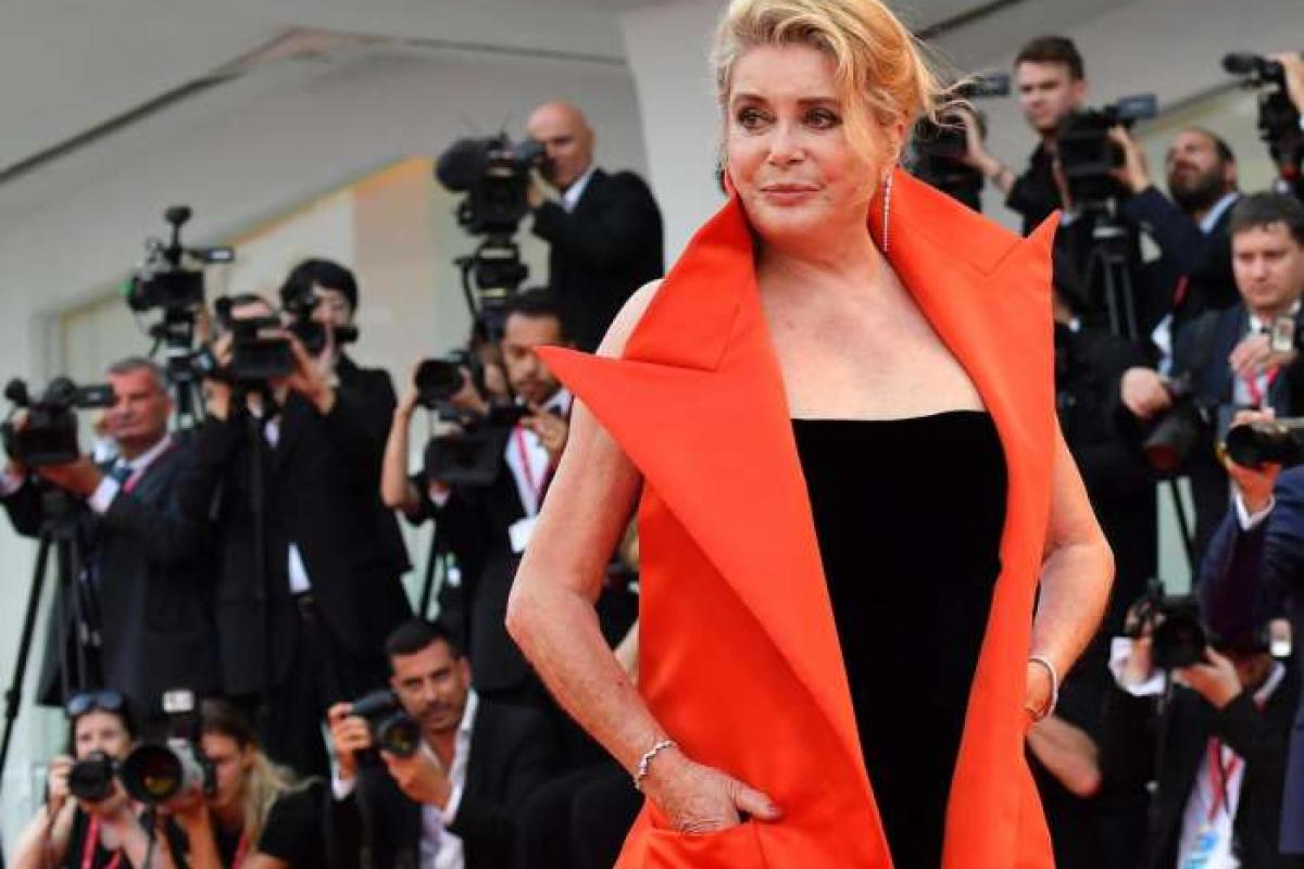 Известную французскую актрису экстренно госпитализировали прямо со съемок Известную французскую актрису экстренно госпитализировали прямо со съемок