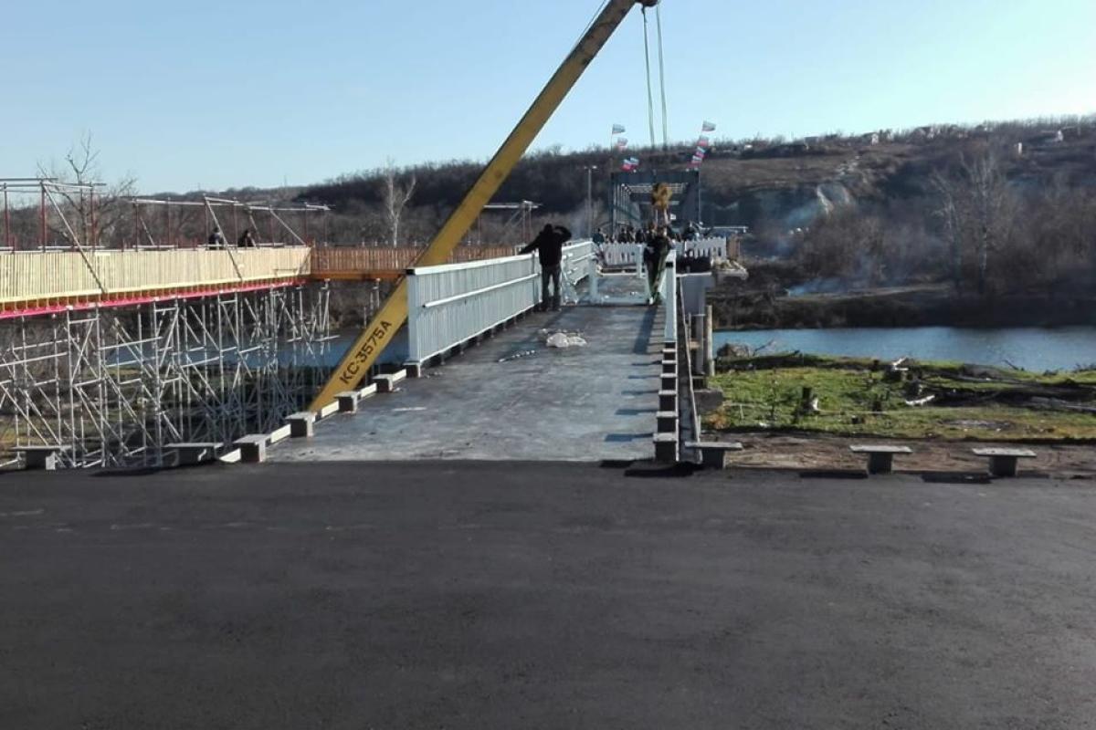В Станице Луганской закончили установку перильного ограждения моста В Станице Луганской закончили установку перильного ограждения моста