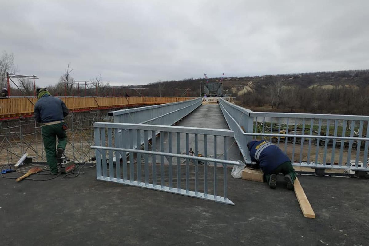 В Станице Луганской строители провели работы по формированию насыпи у 9-й опоры В Станице Луганской строители провели работы по формированию насыпи у 9-й опоры