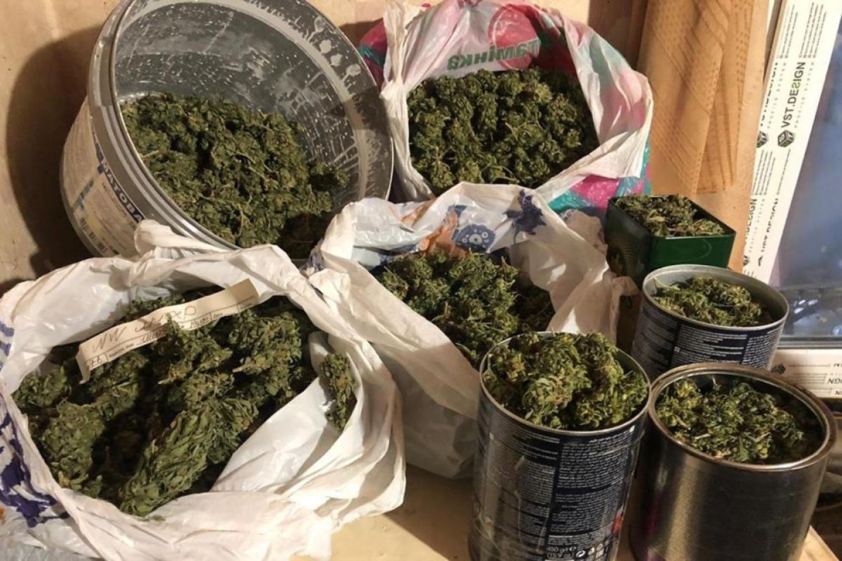 В Лисичанске задержали наркоторговца: ему грозит 10 лет с конфискацией имущества В Лисичанске задержали наркоторговца: ему грозит 10 лет с конфискацией имущества