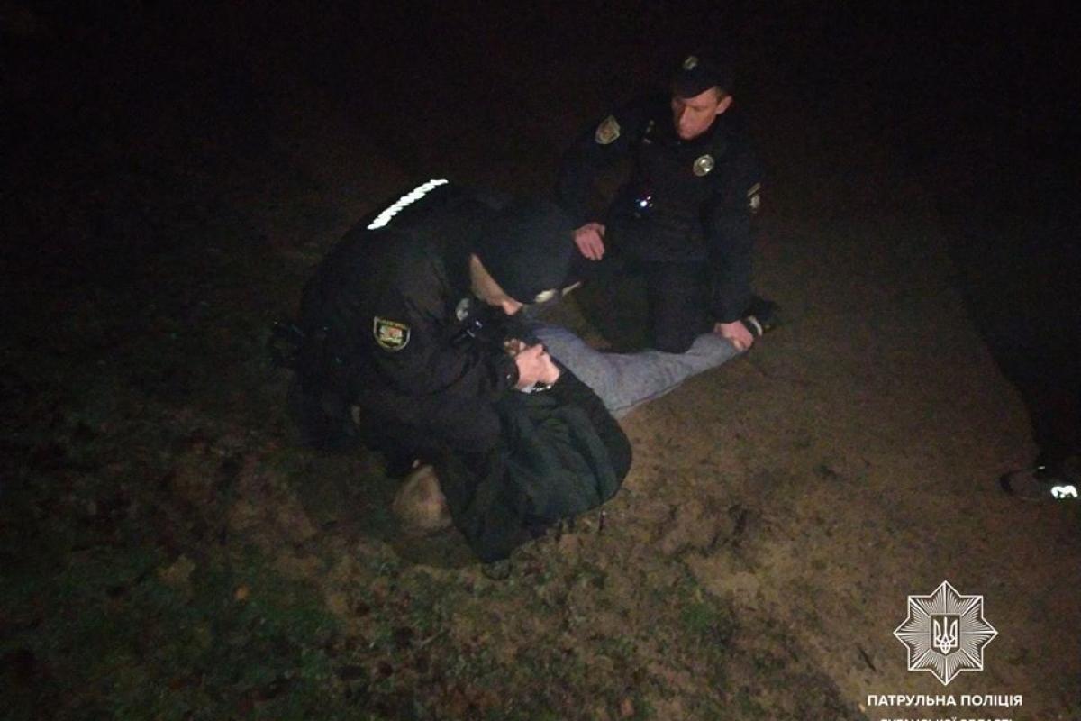 Стрелял по домам и авто: В Рубежном патрульные задержали пьяного мужчину с оружием Стрелял по домам и авто: В Рубежном патрульные задержали пьяного мужчину с оружием