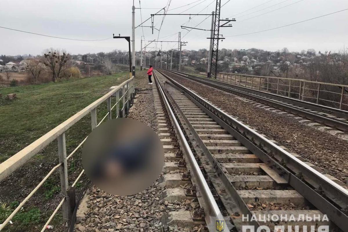 Под Харьковом потоком воздуха под поезд затянуло мужчину