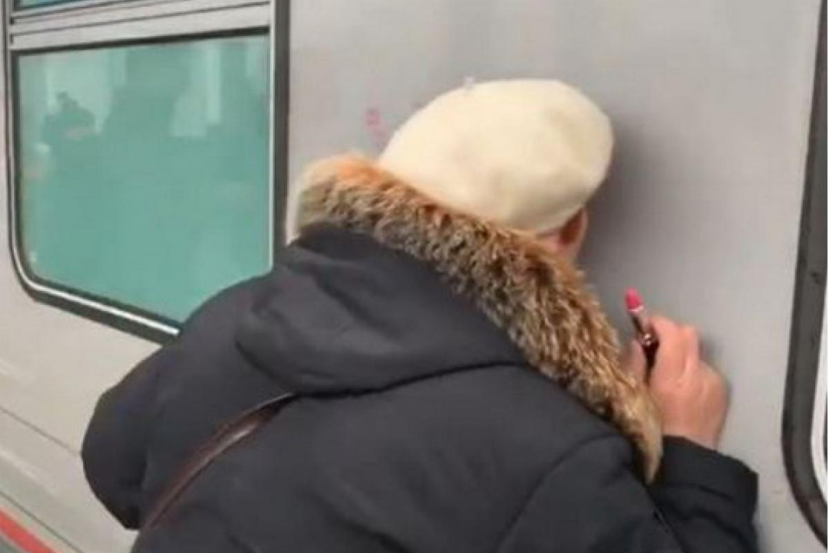 "Д" забыла: в сети высмеяли пенсионерку, поцеловавшую вагон прибывшего из России в Крым поезда "Д" забыла: в сети высмеяли пенсионерку, поцеловавшую вагон прибывшего из России в Крым поезда