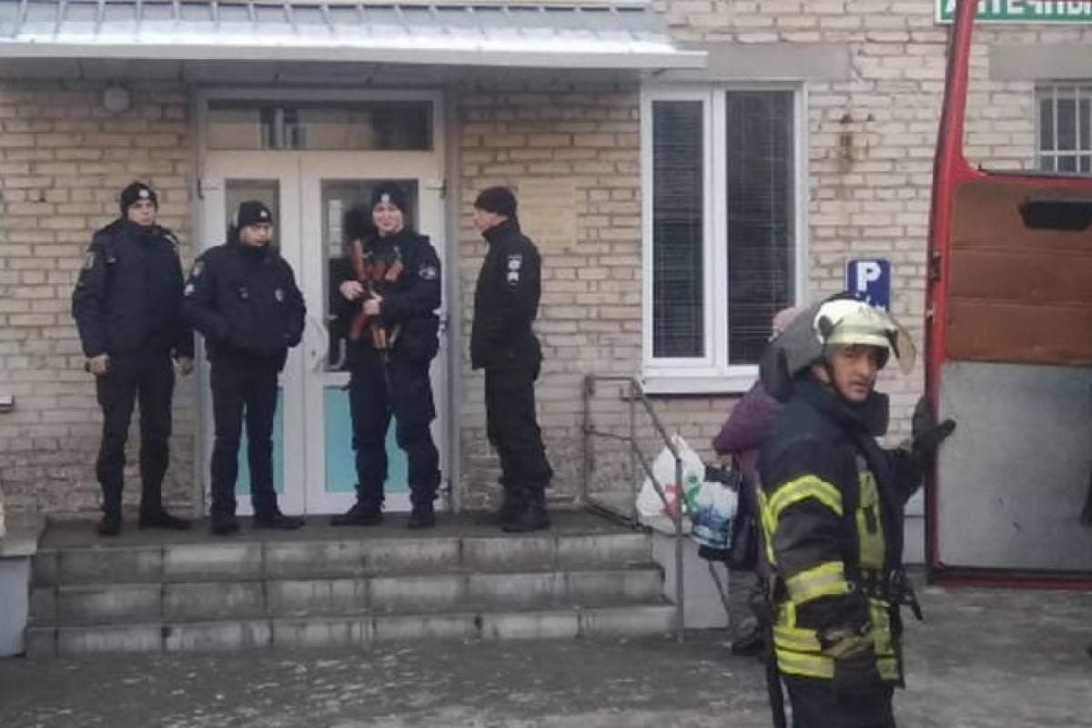 В Северодонецке полицейские эвакуировали детей и врачей детской поликлиники В Северодонецке полицейские эвакуировали детей и врачей детской поликлиники