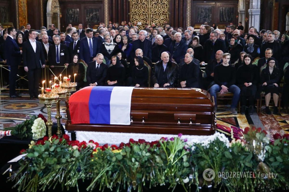 Похоронили в закрытом гробу: В Москве простились с Юрием Лужковым