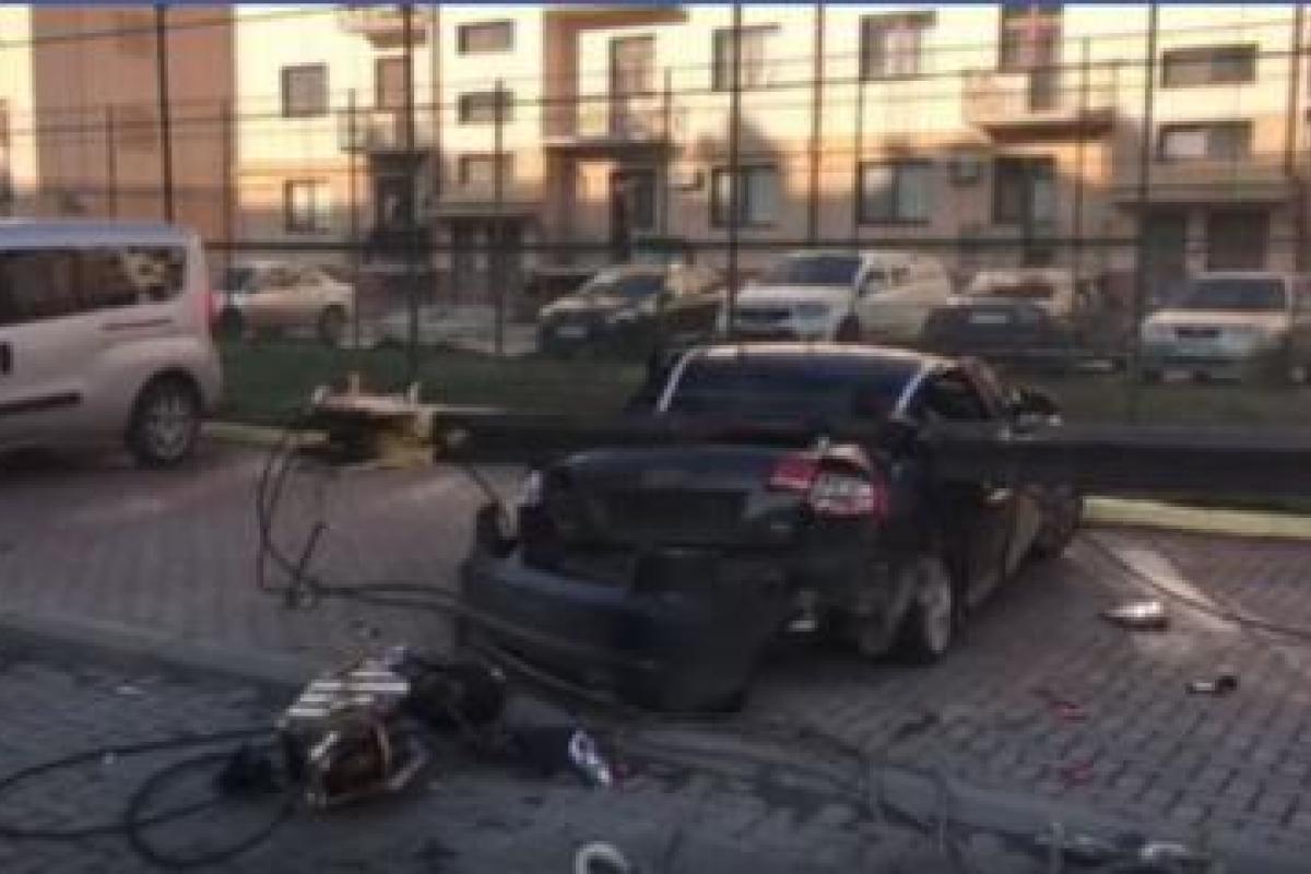 В Ужгороде грузовой кран рухнул на припаркованные автомобили В Ужгороде грузовой кран рухнул на припаркованные автомобили