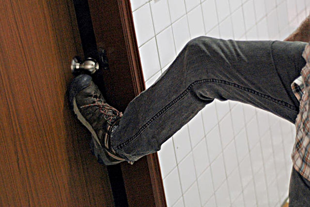 Замок не препятствие: должников по "коммуналке" могут отключать принудительно