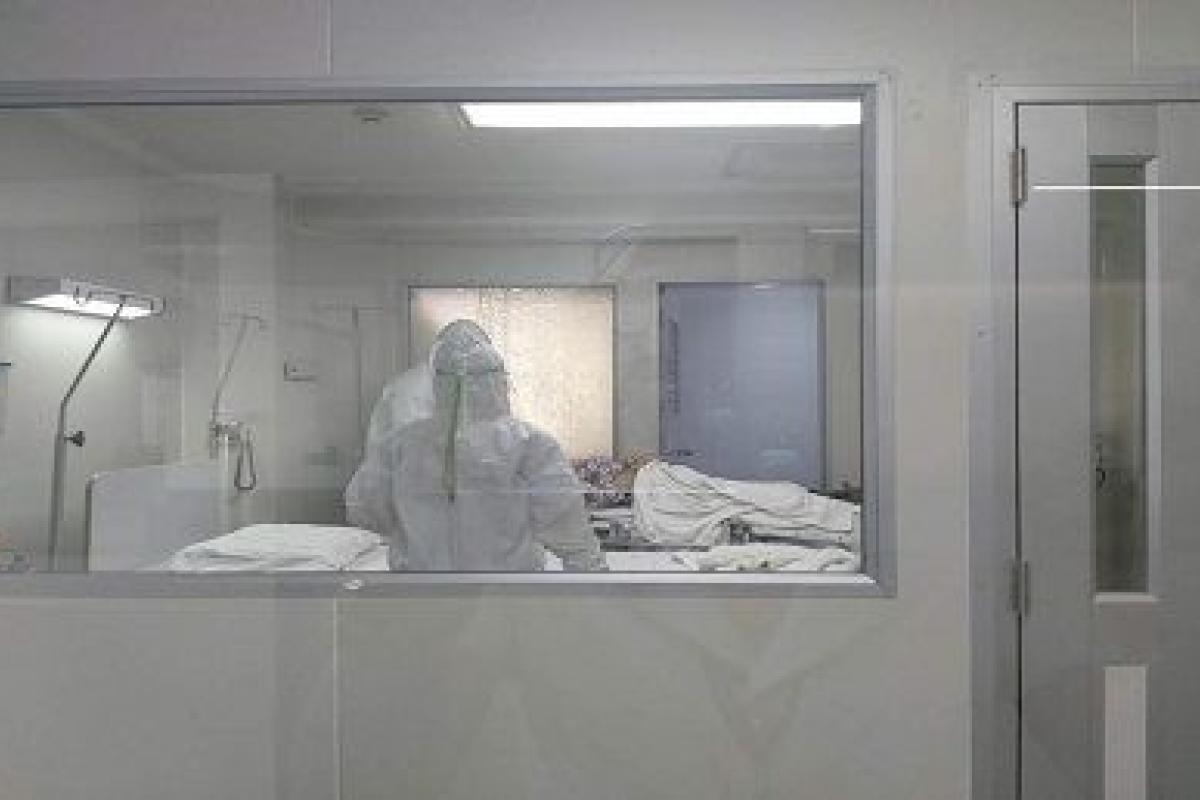 Люди падают замертво: в сети появились видео с улиц инфицированного Китая Люди падают замертво: в сети появились видео с улиц инфицированного Китая