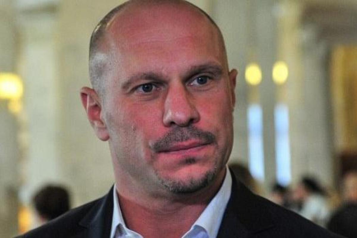 "За нами следят папарацци": Илья Кива обратился к девушкам своего "фан-клуба"