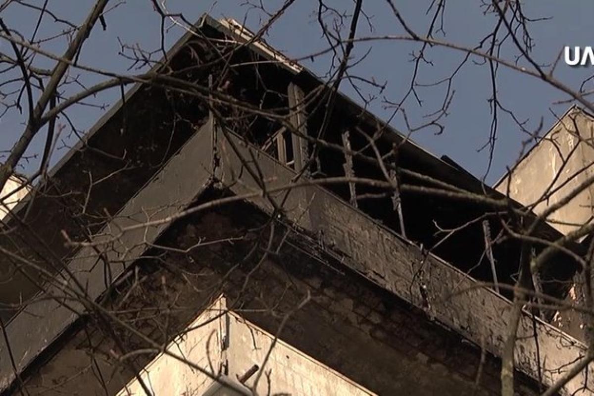Пламя охватило два этажа: из-за фейерверка в Херсоне загорелась квартира Пламя охватило два этажа: из-за фейерверка в Херсоне загорелась квартира