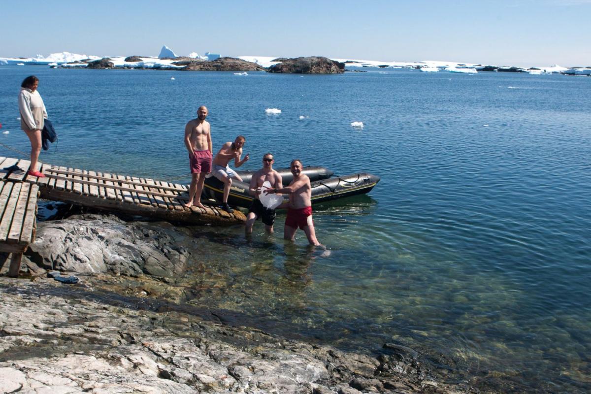 Украинские полярники устроили крещенские купания в Антарктиде