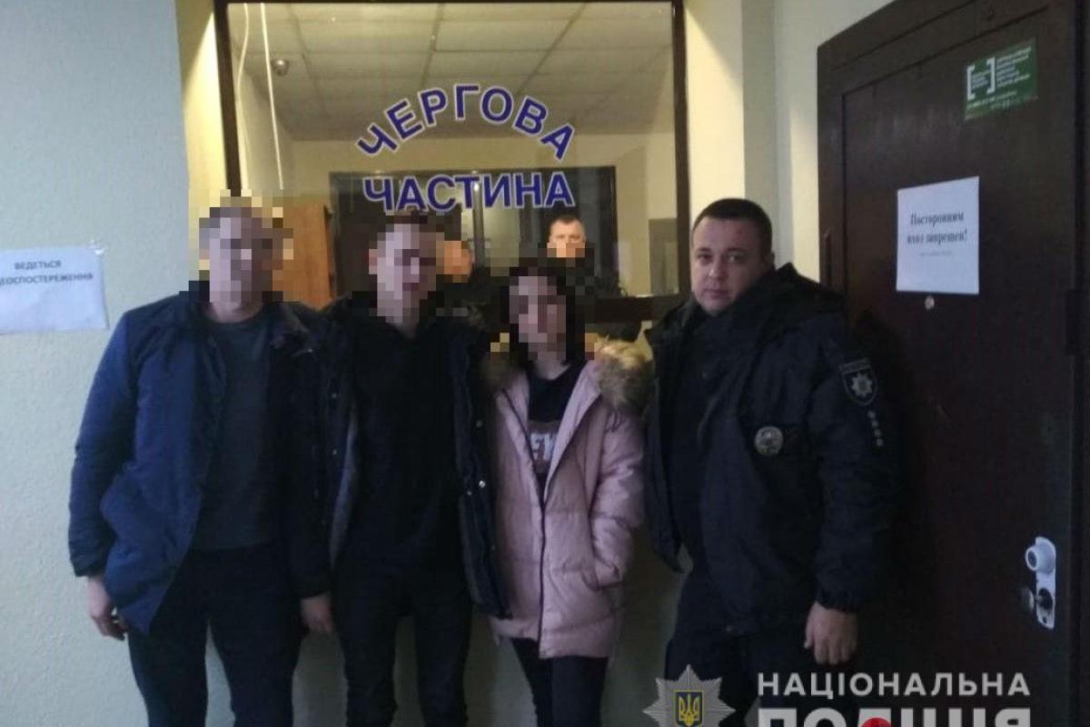 Покрасили волосы и сменили одежду: пропавших подростков из Киева нашли в Черноморске Покрасили волосы и сменили одежду: пропавших подростков из Киева нашли в Черноморске