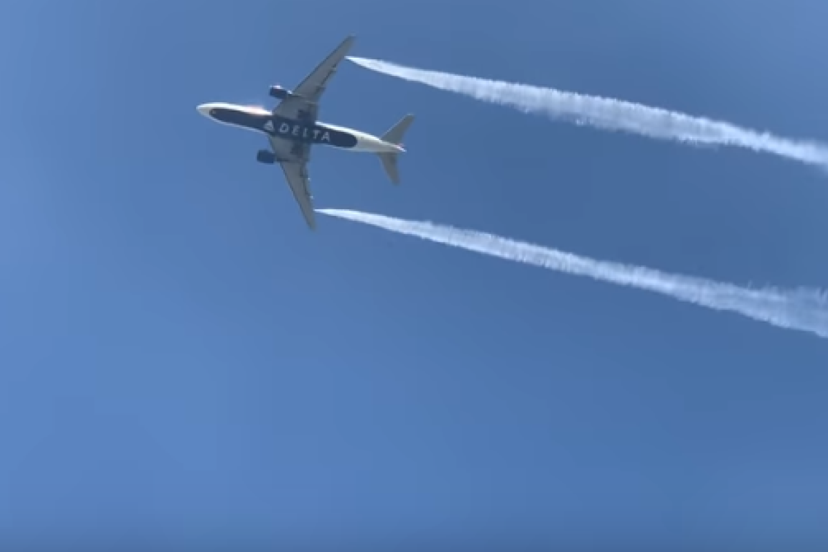 В США самолет сбросил топливо над школой: пострадали около 60 человек
