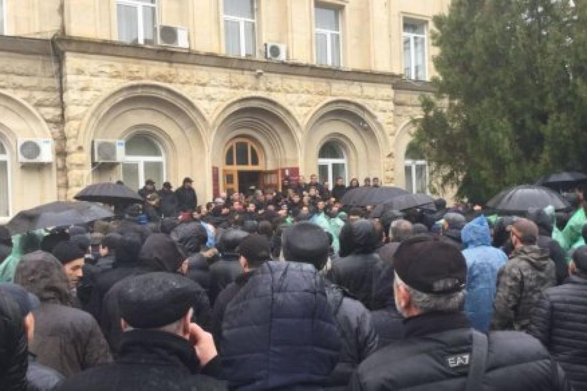 "Выбили окна и двери": В Абхазии протестующие начали штурм здания "администрации президента"