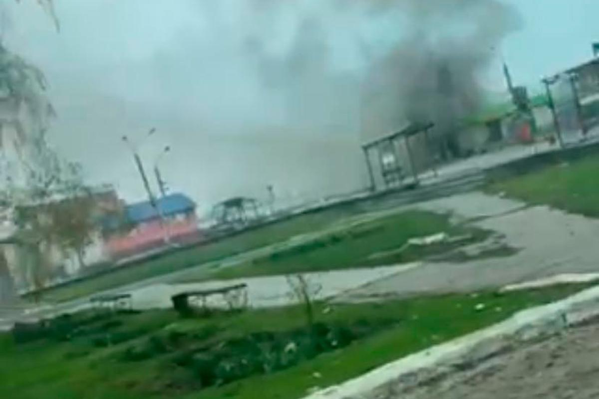 В сети появилось видео последствия обстрела российскими оккупантами центрального рынка Лисичанска В сети появилось видео последствия обстрела российскими оккупантами центрального рынка Лисичанска