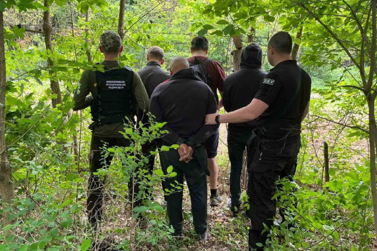 10 000 евро за побег из страны: на Буковине ликвидирован канал незаконной переправки мужчин призывного возраста 10 000 евро за побег из страны: на Буковине ликвидирован канал незаконной переправки мужчин призывного возраста